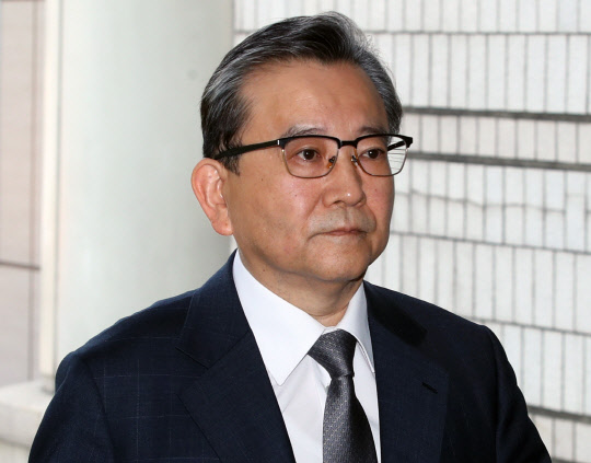 영장심사 법정 향하는 김학의      (서울=연합뉴스) 임헌정 기자 = 1억6천만원대 뇌물수수·성접대 혐의를 받는 김학의 전 법무부 차관이 16일 오전 서울 서초구 서울중앙지법에서 열린 구속 전 피의자 심문(영장실질심사)에 출석하기 위해 법정으로 향하고 있다. 2019.5.16      kane@yna.co.kr  (끝)